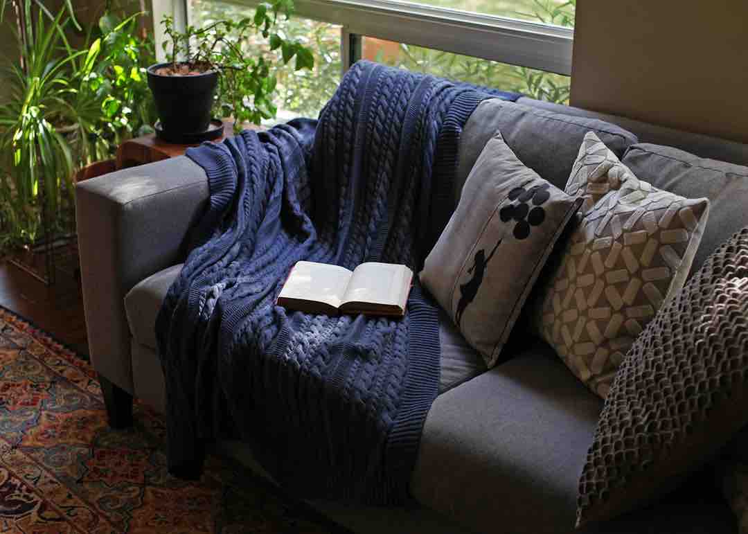 Viverano Cable Knit Throw